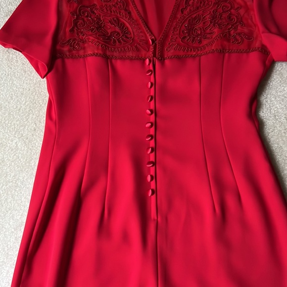 DONNA MORGAN red crepe dress with netted lace and sequin back. Faux button back. - Picture 6 of 8